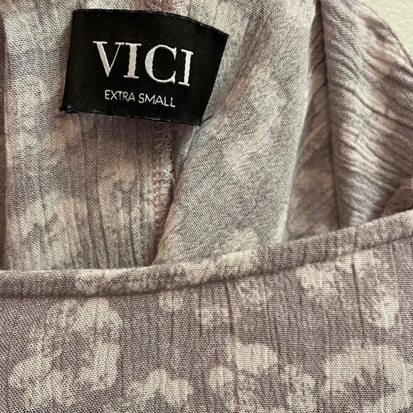 VICI Light Purple and White Floral Top (XS) - Picture 3 of 3